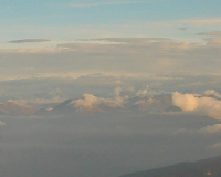 herrlicher Ausblick auf die Gipfel-Inseln im Nebelmeer