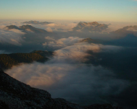 herrlicher Ausblick auf die Gipfel-Inseln im Nebelmeer