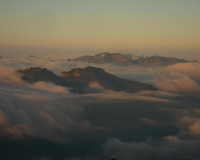 herrlicher Ausblick auf die Gipfel-Inseln im Nebelmeer