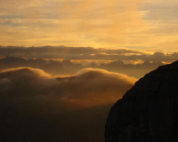 herrlicher Ausblick auf die Gipfel-Inseln im Nebelmeer