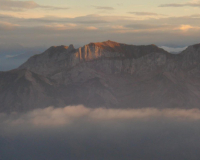 herrlicher Ausblick auf die Gipfel-Inseln im Nebelmeer