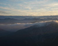 herrlicher Ausblick auf die Gipfel-Inseln im Nebelmeer