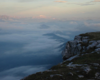 herrlicher Ausblick auf die Gipfel-Inseln im Nebelmeer