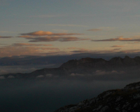 herrlicher Ausblick auf die Gipfel-Inseln im Nebelmeer