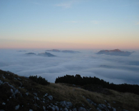 herrlicher Ausblick auf die Gipfel-Inseln im Nebelmeer