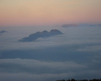 herrlicher Ausblick auf die Gipfel-Inseln im Nebelmeer