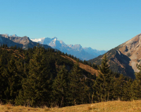 Tag 2 - Blick vom Hochalplkopf (1770m) auf
                  den Wettersteinspitzen (2298m) und Zugspitze (2962m)